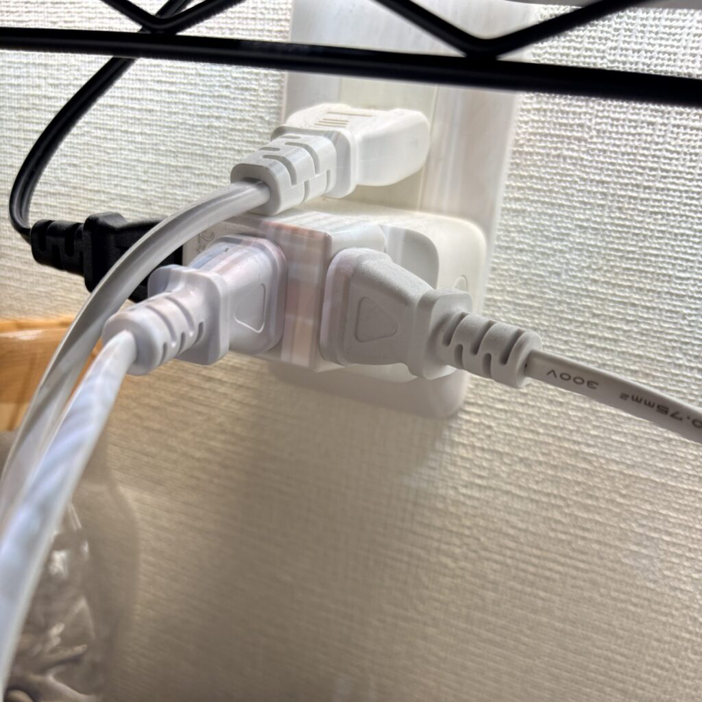 SwitchBotプラグミニを育成ライトに接続している様子